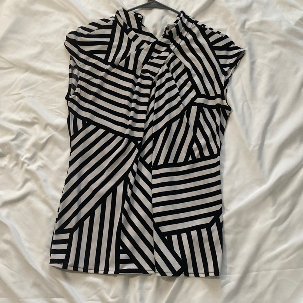 Black and white pattern sleeveless shirt